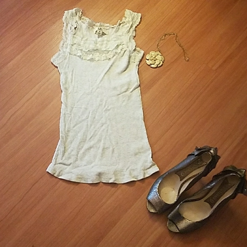 Mod cloth tank with lace detail.